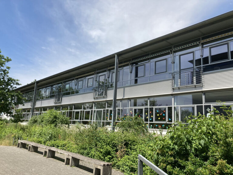Karla-Raveh-Gesamtschule Hauptgebäude Lemgo Grünes Haus